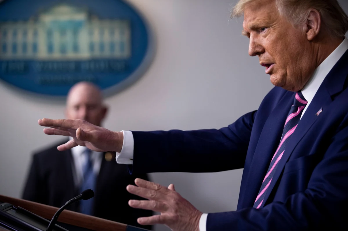 ​Prezydent USA Donald Trump ocenił w sobotę, że po śmierci Ruth Bader Ginsburg wybór kobiety na jej miejsce w Sądzie Najwyższym "byłby stosowny". Dodał, że wśród jego potencjalnych kandydatek jest Amy Coney Barrett i Barbara Lagoa.Przed wylotem na wiec w Karolinie Północnej Trump przekazał także dziennikarzom w Białym Domu, że decyzję o tym kogo nominuje do Sądu Najwyższego podejmie już wkrótce. Media spekulują, że faworytką jest Barrett, pochodząca z Luizjany katoliczka i sędzia w Chicago. Jej największa rywalką jest mająca kubańskie korzenie Lagoa, która obecnie jest sędzią w Atlancie.