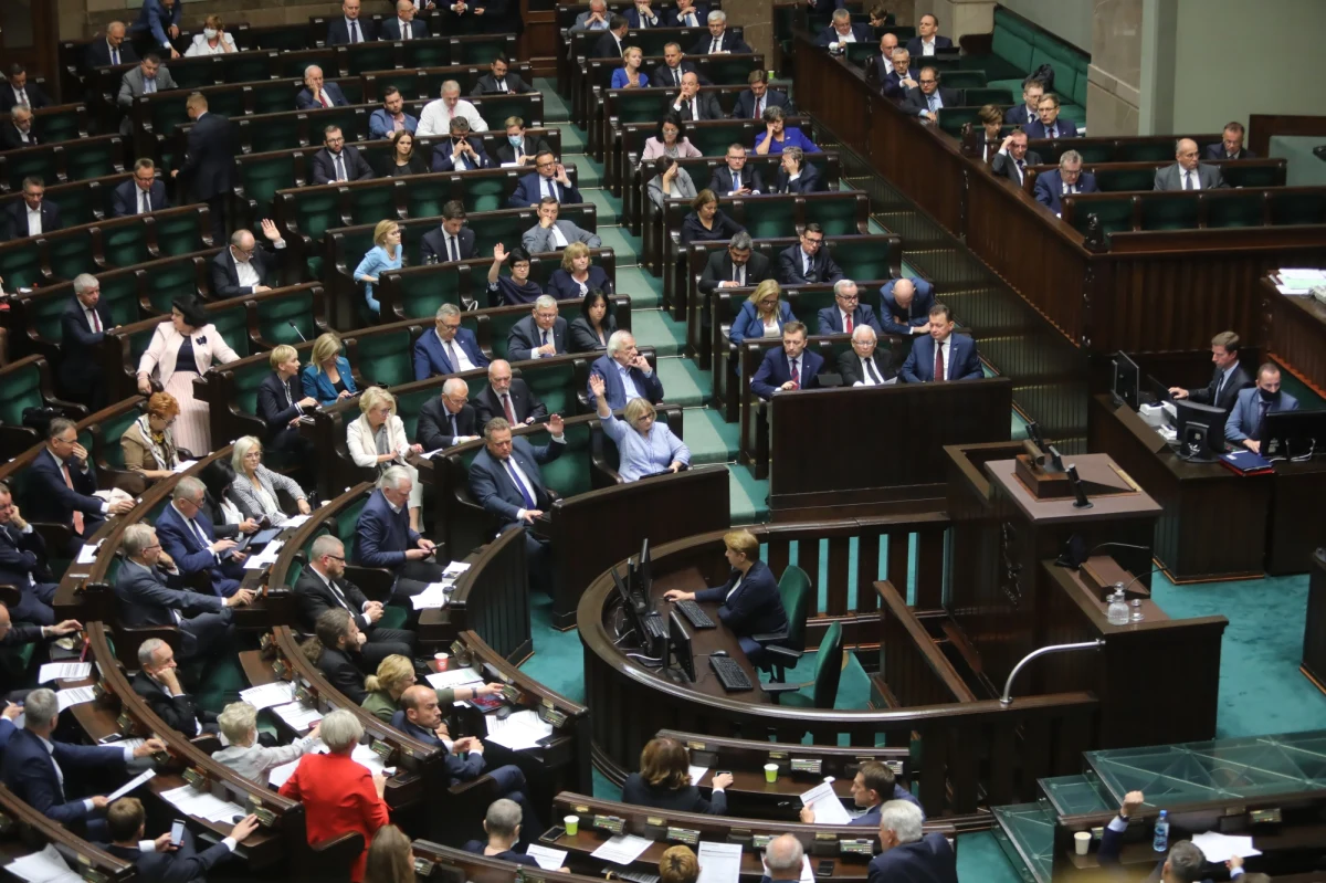 "W nadchodzącym tygodniu porozmawiam z posłami Koalicji Obywatelskiej, którzy podczas głosowania nad nowelą ustawy o ochronie zwierząt, głosowali przeciw jej przyjęciu, mimo dyscypliny w klubie" - powiedziała rzecznik dyscypliny i etyki klubu KO Izabela Mrzygłocka.