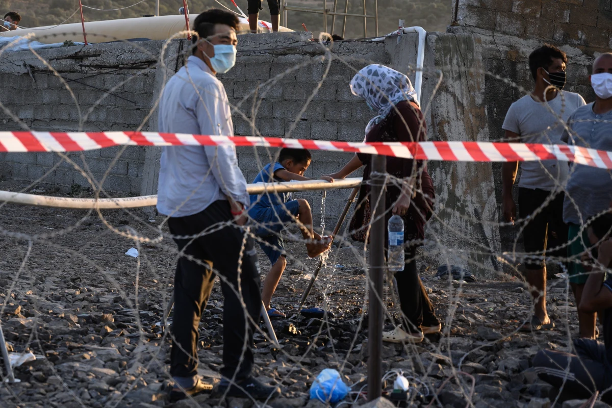 Po okresie, gdy media we Francji opisywały współpracę służb francuskich i brytyjskich ws. imigrantów, którzy z Francji próbują się przedostać do W. Brytanii, jako wzorcową, obecnie ton komentarzy zmienił się, a media uwypuklają spory między Paryżem i Londynem.