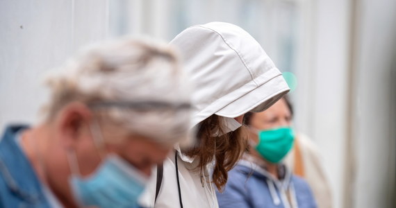 Ministerstwo Zdrowia poinformowało dziś o 910 nowych przypadkach zarażenia koronawirusem. Zmarło kolejne 11 osób. Bilans zakażeń w Polsce wynosi 79 240. Ponad 64 tys. osób wyzdrowiało. Nie żyje łącznie 2 293 chorych.
