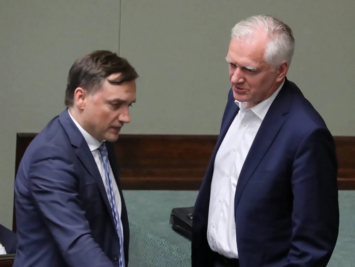 Zjednoczona Prawica w kryzysie. Według najnowszego sondażu Instytutu Badań Rynkowych i Społecznych (IBRiS) najsilniejszym graczem w obozie rządzącym pozostaje Prawo i Sprawiedliwość. Badania pokazały, że formacje Jarosława Gowina - Porozumienie i Zbigniewa Ziobry - Solidarna Polska, nie miałyby szans dostać się do Sejmu bez stworzenia koalicji z ugrupowaniem Jarosława Kaczyńskiego. 