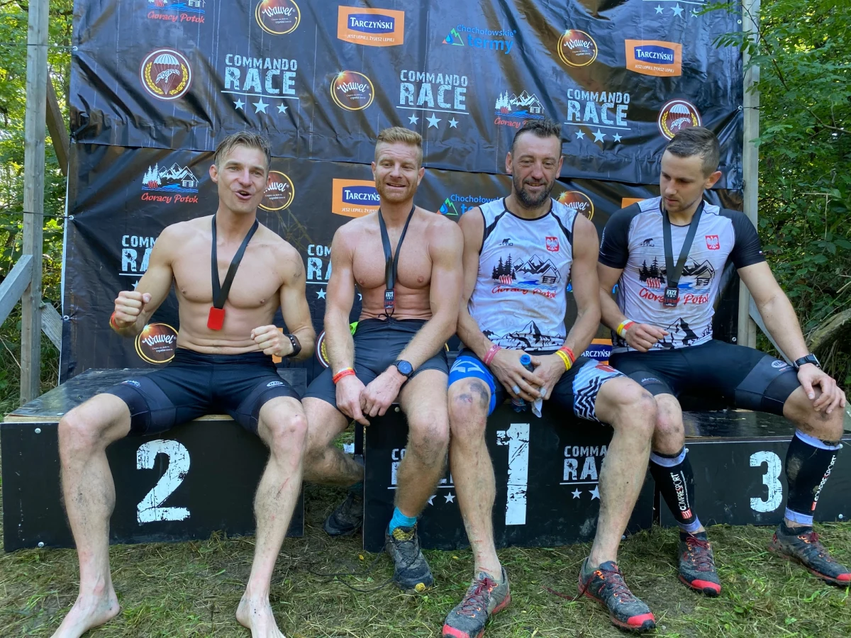 Krakowski poligon Pasternik tętnił życiem przy okazji niezwykłego biegu z przeszkodami Commando Race. Można było poczuć wojskowy klimat. Na leśnych podbiegach nie brakowało błota, na przeszkodach słychać było okrzyki bojowe. Nie była to jednak impreza tylko dla wyczynowców, ale także dla dzieci i rodzin. 