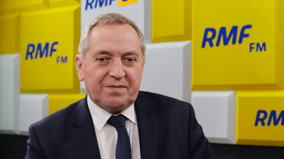 „Moja przyszłość zależy od władz Prawa i Sprawiedliwości. Ja się nigdzie nie wybieram, dopóki jestem w Sejmie, będę lojalnie współpracował z PiS” – powiedział w Porannej rozmowie w RMF FM były minister środowiska i poseł PiS zawieszony w prawach członka Henryk Kowalczyk. Podkreślił, że nie uważa, żeby cały projekt „Piątka dla zwierząt” – przeciwko któremu głosował – był zły. „W moim przekonaniu jedynym zapisem, który dla mnie był zapisem trudnym do przyjęcia był zapis o ograniczeniu uboju rytualnego” – mówił. Przypomniał także, że prezydent nie musi wetować całej ustawy z powodu jednego zapisu, ale może skierować ją do Trybunału Konstytucyjnego, gdyż w przeszłości przepis o uboju rytualnym był już kwestionowany przez TK. Rozmówca Roberta Mazurka dodał także, że nie ma nic przeciwko zakazowi hodowli zwierząt na futra. „Jeśli (w ustawie) zostanie zakaz hodowli zwierząt futerkowych, to ja taką ustawę popieram” – mówił Kowalczyk. 