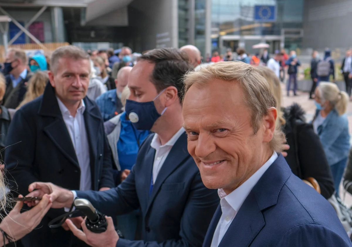 "Jestem prawie pewien, że (Jarosław Kaczyński) nie odważy się rozpisać wcześniejszych wyborów właśnie w tej chwili" – ocenił Donald Tusk. Komentując w TVN24 trwający kryzys koalicyjny, szef Europejskiej Partii Ludowej stwierdził, że lider Prawa i Sprawiedliwości "straszy swoich kontrahentów politycznych - przede wszystkim pana Ziobrę", ale - jak ocenił - jest to "szantaż bez pokrycia".