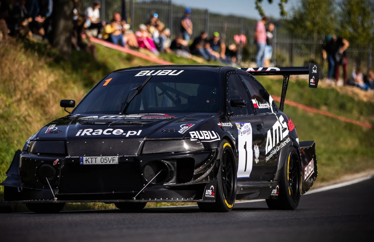 Triumfem Szymona Łukaszczyka zakończyła się rywalizacja w Górskich Samochodowych Mistrzostwach Polski 2020. By stanąć na najwyższym stopniu podium sezonu, Łukaszczyk musiał wygrać 6. rundę cyklu: wygrał w świetnym stylu, pokonując przy tym swój własny rekord trasy.