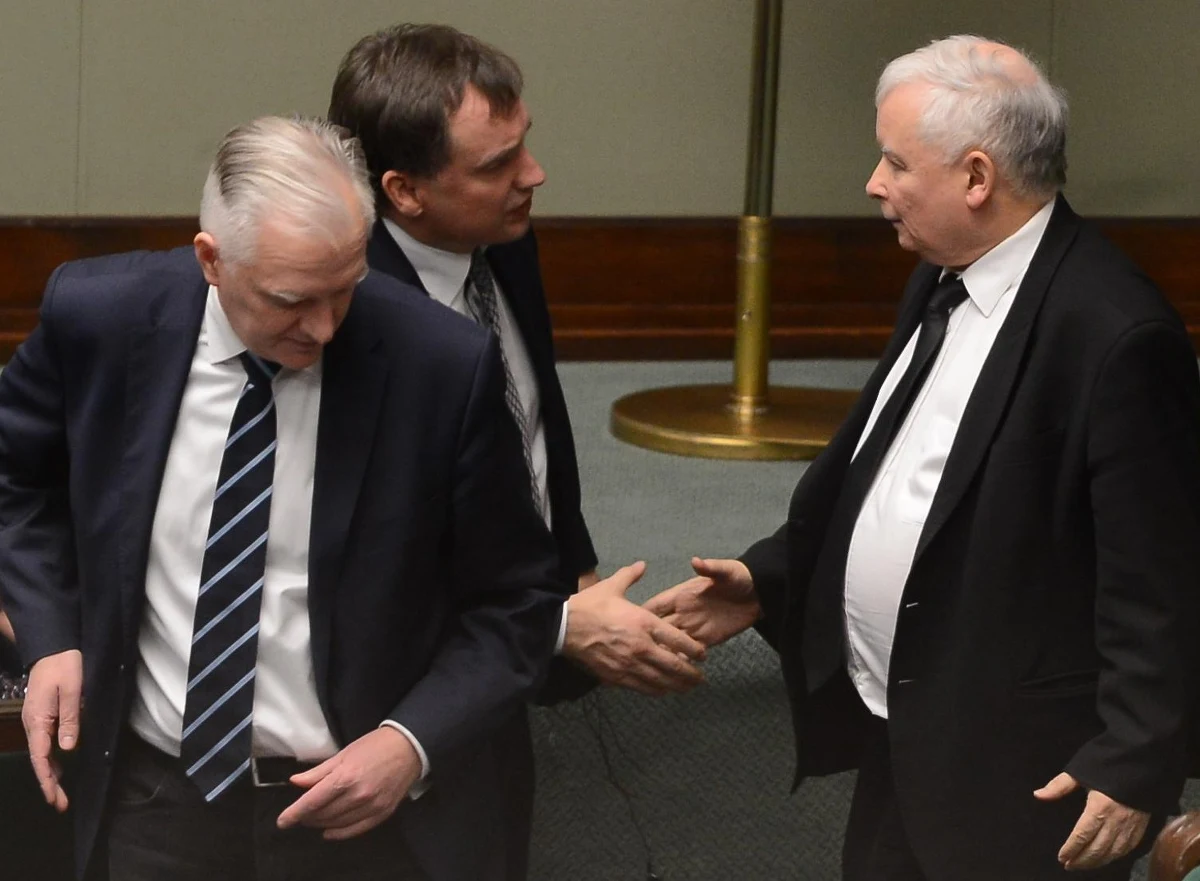 Niespełna 36 procent głosów zdobyłoby Prawo i Sprawiedliwość, gdyby w najbliższych, być może przyspieszonych, wyborach parlamentarnych startowało bez swoich koalicjantów - Solidarna Polska Zbigniewa Ziobry i Porozumienie Jarosława Gowina znalazłyby się natomiast poza Sejmem: takie rozstrzygnięcia wskazuje najnowszy sondaż United Surveys dla RMF FM i "Dziennika Gazety Prawnej". Badanie przynosi również niespodziankę: na trzecią siłę polskiego Sejmu wyrasta bowiem ruch Polska 2050 Szymona Hołowni, który może liczyć na poparcie powyżej 9 procent.