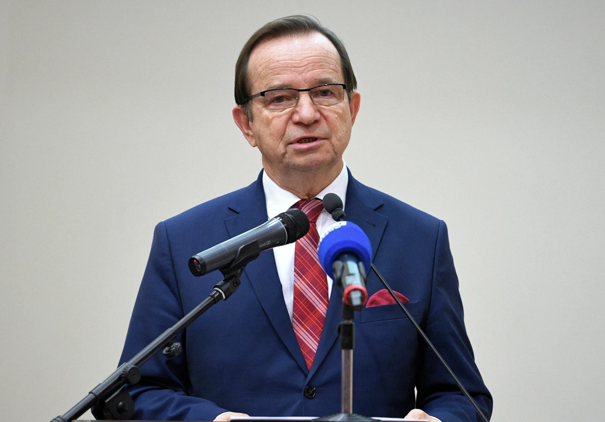 Konflikt w Zjednoczonej Prawicy przenosi się z Sejmu na lokalne samorządy. Władysław Ortyl, marszałek województwa podkarpackiego, chce odwołać dwóch członków zarządu województwa, którzy są powiązani z koalicjantami Prawa i Sprawiedliwości, czyli Solidarną Polską Zbigniewa Ziobry oraz Porozumieniem Jarosława Gowina. Chodzi o Annę Huk oraz Stanisława Kruczka. 