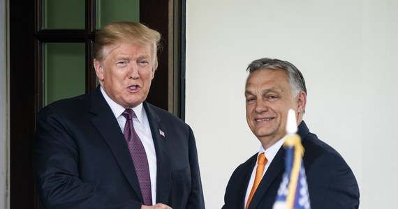 "Kibicujemy zwycięstwu Donalda Trumpa" - ogłosił premier Węgier Viktor Orban na kilka tygodni przed listopadowymi wyborami prezydenckimi w Stanach Zjednoczonych. Przeciwnikom Trumpa z Partii Demokratycznej zarzucił narzucanie światu "moralnego imperializmu", który nieliberalni przywódcy - tacy jak on - odrzucają.