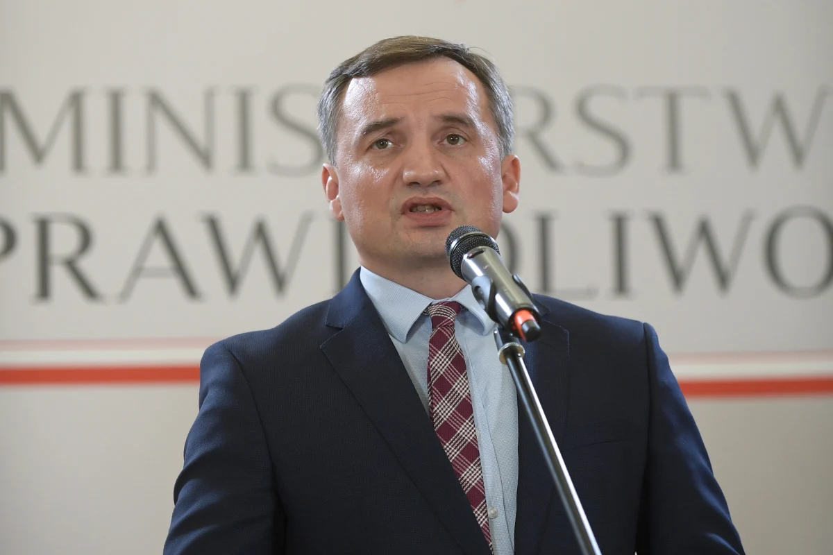 Zbigniew Ziobro potwierdził ustalenia RMF FM ws. afery GetBack: Prokuratura Regionalna w Warszawie sporządziła postanowienie o przedstawieniu zarzutów znanemu biznesmenowi, twórcy Getin Banku Leszkowi Czarneckiemu. Śledczy mówią o doprowadzeniu klientów Idea Banku do niekorzystnego rozporządzenia mieniem na sumę 130 mln złotych. Jak zaznaczył minister sprawiedliwości: jeśli sąd podejmie decyzję o tymczasowym aresztowaniu Leszka Czarneckiego, za miliarderem wydany zostanie list gończy. Na wystąpienie Zbigniewa Ziobry odpowiedział obrońca biznesmena mec. Roman Giertych: w opublikowanym w mediach społecznościowych liście pisze m.in. o "groteskowych" zarzutach i "próbie ratowania się przed odwołaniem".
