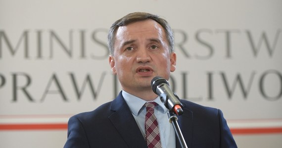 Zbigniew Ziobro potwierdził ustalenia RMF FM ws. afery GetBack: Prokuratura Regionalna w Warszawie sporządziła postanowienie o przedstawieniu zarzutów znanemu biznesmenowi, twórcy Getin Banku Leszkowi Czarneckiemu. Śledczy mówią o doprowadzeniu klientów Idea Banku do niekorzystnego rozporządzenia mieniem na sumę 130 mln złotych. Jak zaznaczył minister sprawiedliwości: jeśli sąd podejmie decyzję o tymczasowym aresztowaniu Leszka Czarneckiego, za miliarderem wydany zostanie list gończy. Na wystąpienie Zbigniewa Ziobry odpowiedział obrońca biznesmena mec. Roman Giertych: w opublikowanym w mediach społecznościowych liście pisze m.in. o "groteskowych" zarzutach i "próbie ratowania się przed odwołaniem".