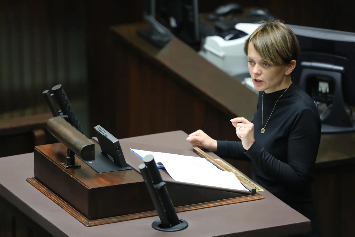 Władze krajowe Porozumienia wezwą na dywanik Jadwigę Emilewicz: jak dowiedział się dziennikarz RMF FM Patryk Michalski, wicepremier będzie musiała wytłumaczyć, dlaczego jako jedyna z ugrupowania Jarosława Gowina zagłosowała w Sejmie za "Piątką dla zwierząt" - popartym publicznie przez Jarosława Kaczyńskiego projektem przewidującym m.in. zakaz hodowli zwierząt na futra.