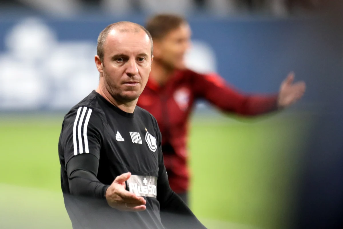 Aleksandar Vuković nie jest już trenerem Legii Warszawa. W sobotę mistrzowie Polski przegrali u siebie z Górnikiem Zabrze 1:3 w czwartej kolejce. "Popełniliśmy dużo błędów" -przyznawał wówczas Vuković, który prowadzil Legię od kwietnia zeszłego roku. 