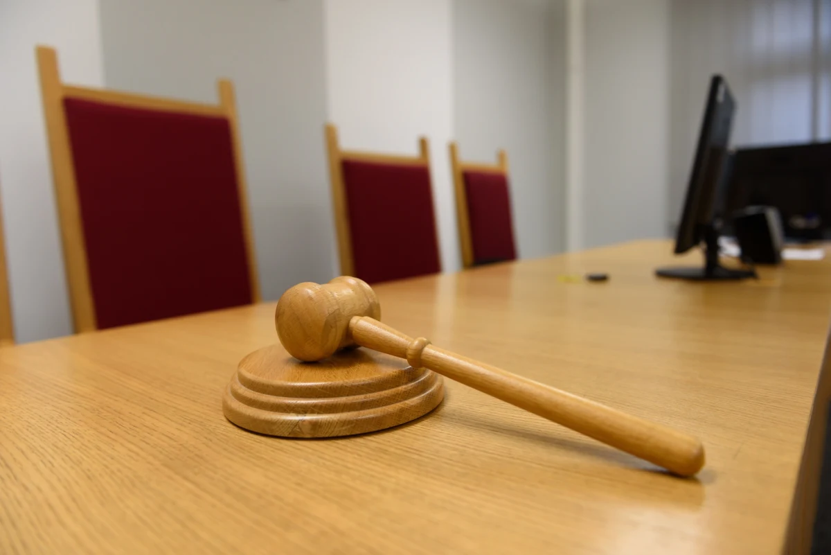 Sąd Okręgowy w Warszawie uwzględnił wniosek prokuratury i odmówił przekazania małżeństwa, które zabrało cierpiącego na autyzm syna z niderlandzkiej placówki. Para przyjechała z dzieckiem z Holandii do Polski. Małżeństwo jest ścigane Europejskim Nakazem Aresztowania. "Postępowanie władz holenderskich należy ocenić jako skrajnie nieludzkie i barbarzyńskie" - powiedział sędzia.