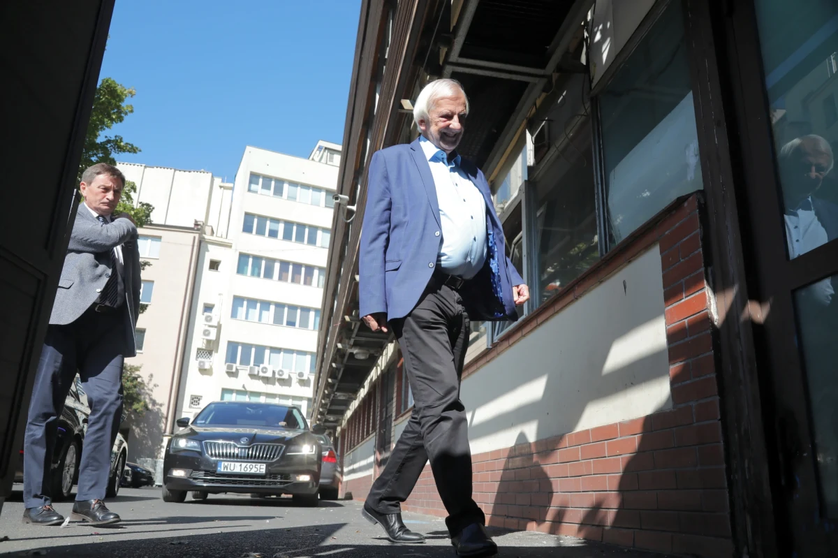 "Małe partyjki, które wchodzą w skład Zjednoczonej Prawicy, muszą troszkę utemperować swoje apetyty. (…) Jeżeli to zrobią, jeżeli zrozumieją powagę swojej sytuacji, to będziemy próbowali się jeszcze porozumieć" - oświadczył szef klubu PiS Ryszard Terlecki niedługo przed startem narady kierownictwa Prawa i Sprawiedliwości. Ma ono podjąć decyzje ws. przyszłości koalicji i obecności w rządzie polityków Solidarnej Polski i Porozumienia.