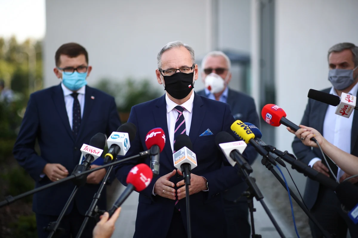 Od 1 października mają zmienić się zasady ustalania listy krajów do których obowiązuje zakaz lotów - prawdopodobnie zakazy nie będą obejmować krajów znajdujących się w strefie Schengen. "Dyskutujemy o tym" – mówił dziś minister zdrowia Adam Niedzielski. Wspomniał również, że jest duże prawdopodobieństwo, że na wiosnę szczepionka na Covid-19 będzie już dostępna. „To definitywnie zakończy pandemię” – dodał.
