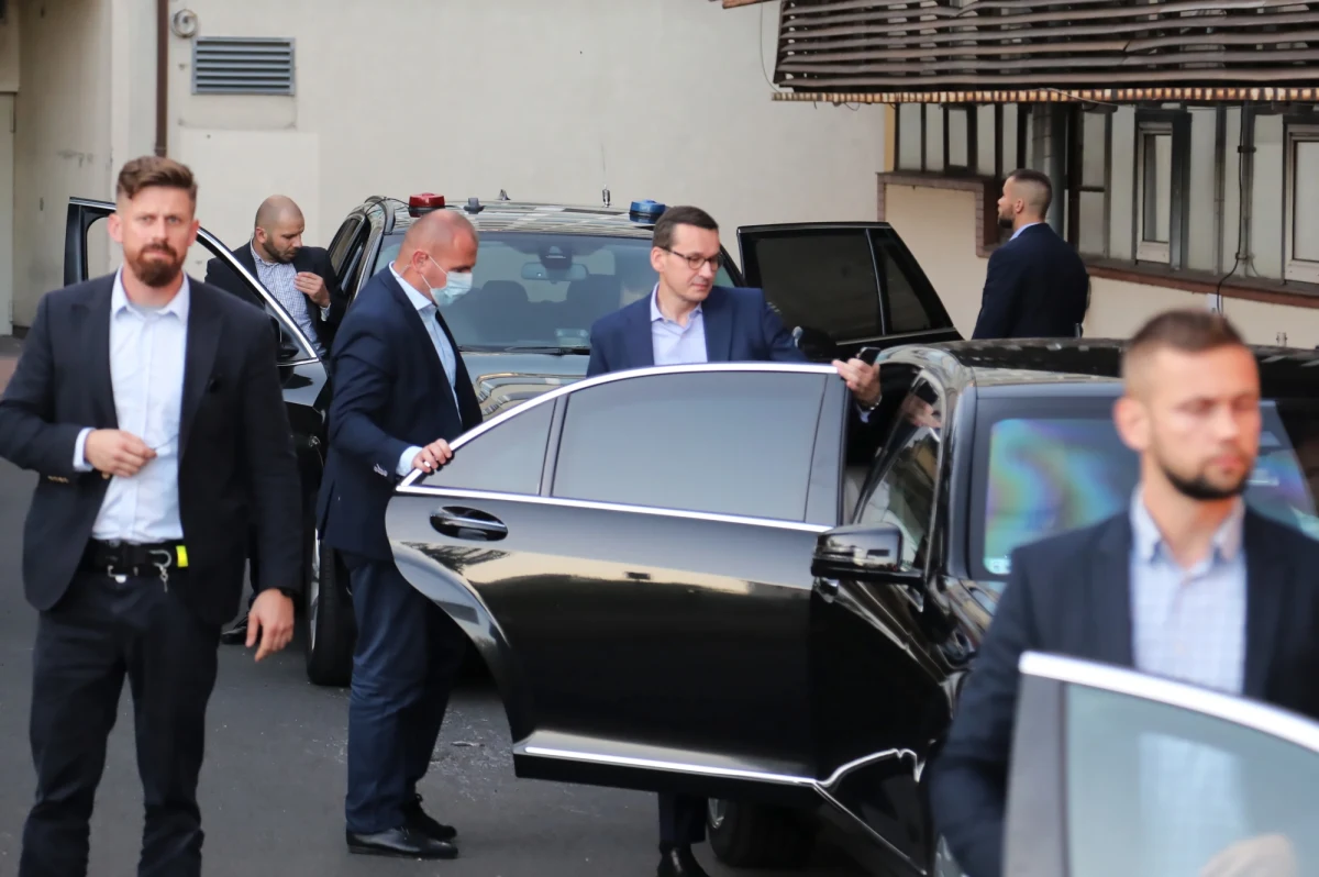 "Zakończyła się narada kierownictwa PiS. Podjęto decyzje o zdecydowanych rozstrzygnięciach. O szczegółach poinformujemy w stosownym czasie" - taki wpis na Twitterze rzeczniczki Prawa i Sprawiedliwości pojawił się w poniedziałek po godzinie 16. Rozmowy na Nowogrodzkiej w Warszawie ruszyły po godzinie 13. Spotkanie nie zakończyło się dymisją Zbigniewa Ziobro. To, jakie ustalenia zapadły, być może wyjaśni się nawet nie we wtorek, ale dopiero w środę. 