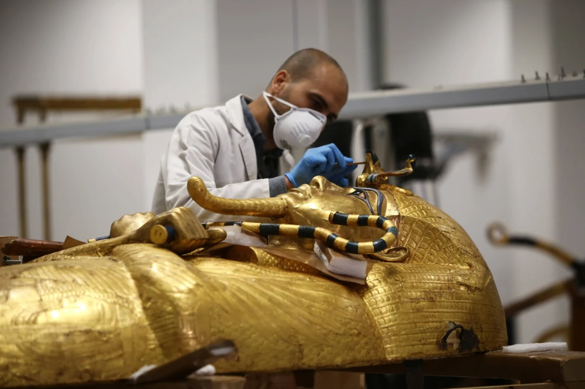 Archeolodzy odkryli w Egipcie 27 drewnianych sarkofagów pochodzących sprzed 2,5 tys. lat. Wydobyto je na terenie starożytnej nekropolii w Sakkarze, gdzie znajduje się również piramida Dżesera - prawdopodobnie najstarsza w Egipcie.
