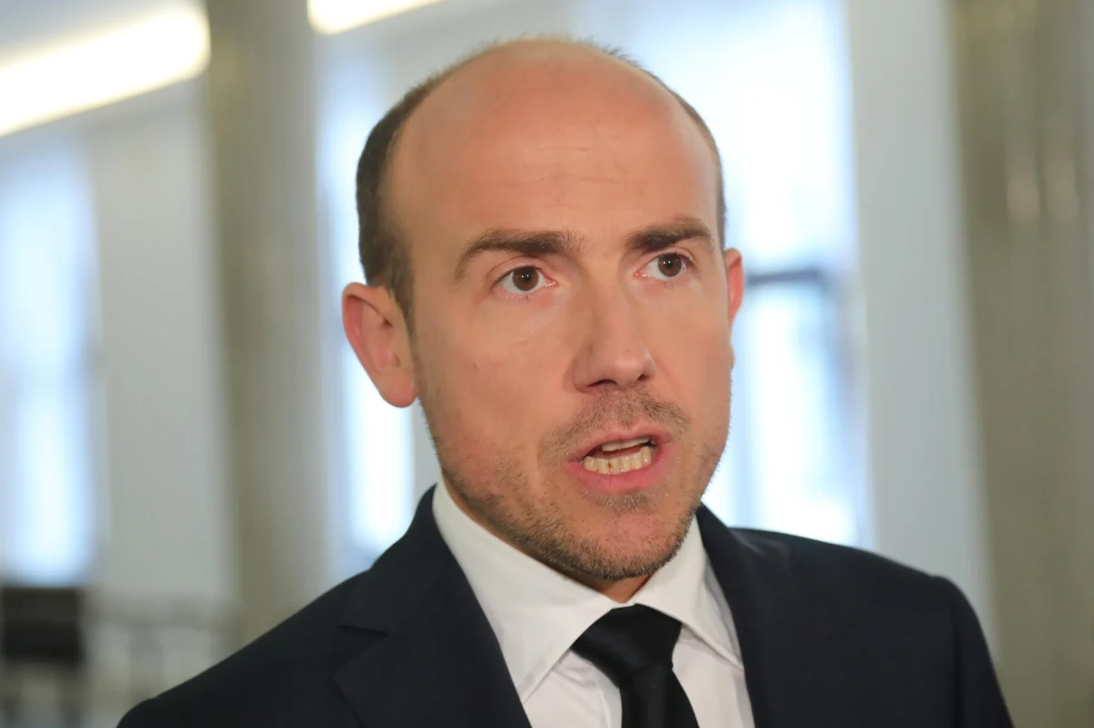 "Jarosław Kaczyński zafundował wszystkim spektakl, aby przykryć istotne problemy Polaków" – tak lider Platformy Obywatelskiej Borys Budka skomentował w TVN24 tarcia w szeregach Zjednoczonej Prawicy."Zbigniew Ziobro złoży hołd lenny, być może odda ministerstwo, a jego posłowie dadzą się przekupić Kaczyńskiemu, ale to nie zmieni faktu, że tysiące górników przygotowują się do strajku, nie zmieni to faktu, że szpital zakaźny w Gdańsku nie przyjmuje pacjentów, bo brakuje łóżek, mamy rekordowy deficyt budżetowy i nie rozmawiamy o prawdziwych problemach Polaków" – stwierdził.