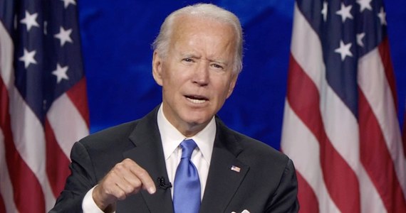 Kandydat Partii Demokratycznej na prezydenta Joe Biden oskarżył ubiegającego się o reelekcję prezydenta Donalda Trumpa o panikę w obliczu epidemii koronawirusa. Podczas wizyty w odlewni aluminium w Wisconsin Biden przedstawiał się jako osoba znająca problemy robotników. 