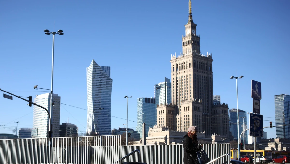 Warszawiacy dłużej poczekają na nowe szkoły, przedszkola i ulice. Żeby ratować budżet, stołeczny ratusz zaciąga miliardowy kredyt, wypuszcza obligacje i odsuwa w czasie kilkaset inwestycji - pisze "Gazeta Wyborcza". 