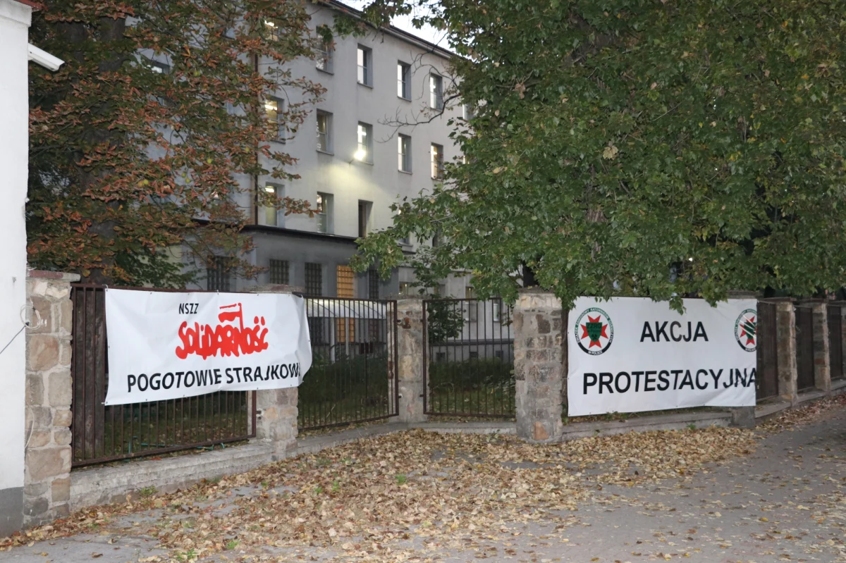 Poranek na Śląsku dziś pod znakiem protestów w kopalniach. Wczoraj po zakończonej pracy na powierzchnię nie wyjechało ponad 60 górników z kopalń Ruda i Wujek. Dziś protestuje już ponad 100. To sprzeciw wobec polityki rządu Prawa i Sprawiedliwości w sprawie górnictwa.