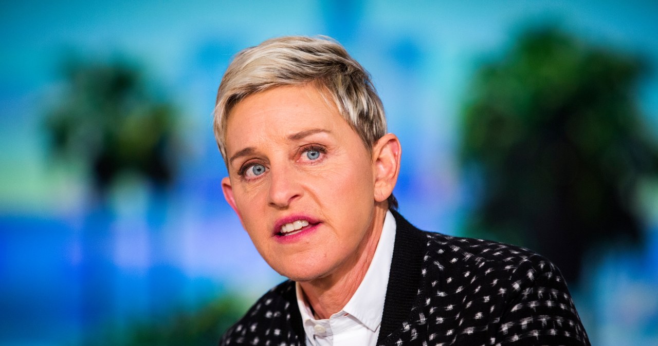 Ellen DeGeneres od lat prowadzi swój program pod nazwą "The Ellen DeGeneres Show". Na przełomie lat w talk-show gościło wiele znanych osobistości, a wywiady przeprowadzane przez Ellen były szeroko komentowane. W marcu zeszłego roku pojawiły się informacje o mobbingu na planie popularnego programu telewizyjnego, za który miała odpowiadać sama prowadząca. Natomiast kilka dni temu ujawniono, że talk show po prawie 20 latach ma zniknąć z anteny. Ellen DeGeneres zdradziła fanom powody tej decyzji. 
