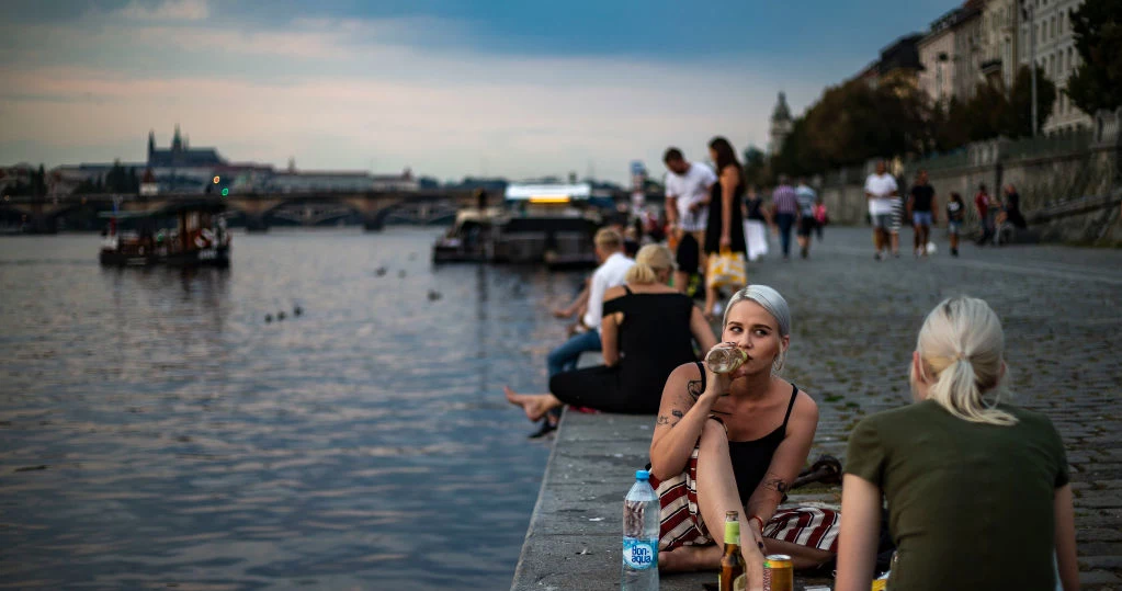 Ludzie odpoczywający nad Wełtawą w Pradze