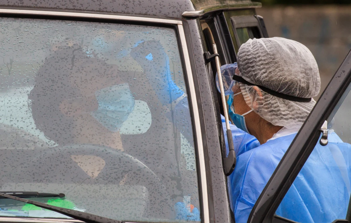 Ministerstwo Zdrowia opublikowało najnowsze dane dotyczące epidemii koronawirusa w Polsce. Wynika z nich, że w ciągu ostatnie doby testy wykazały obecność wirusa u 711 osób. Niestety aż 18 osób zmarło w wyniku Covid-19. W sumie w Polsce koronawirusem zaraziło się 80 699 osób. Zmarło 2 316. 