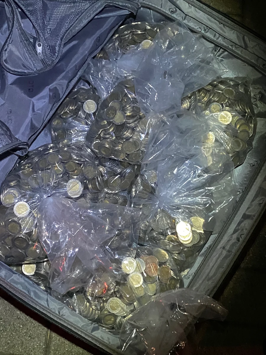 Prawie 200 kilogramów monet znaleźli niemieccy celnicy w samochodzie, za którego kierownicą siedział Polak. Pieniądze były ukryte w bagażniku i poupychane za siedzeniami. Mężczyźnie grozi teraz gigantyczna grzywna za niezgłoszenie wwożonej do Niemiec gotówki. 