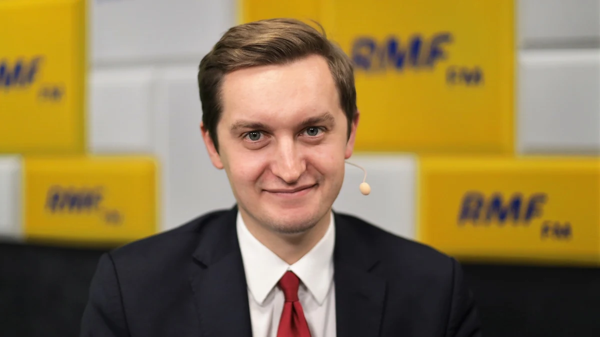 Gość Popołudniowej rozmowy w RMF FM wskazał, że na okoliczność podjętych z PiS-em negocjacji powstał specjalny raport, który pokazuje wpływy - poprzez zatrudnienie odpowiednich ludzi - poszczególnych koalicjantów Zjednoczonej Prawicy na spółki Skarbu Państwa. "Okazuje się, że ten raport, który był  przedstawiony podczas negocjacji, bardzo szczegółowo opracowany, wskazał, że Solidarna Polska z wszystkich partii koalicyjnych ma najmniejszy wpływ, najmniejszy udział w zarządzaniu spółkami Skarbu Państwa spośród wszystkich koalicjantów, również proporcjonalnie, poniżej 0,5 proc." - mówił Sebastian Kaleta. "Można powiedzieć, że jesteśmy podmiotem, który ma na to najmniejszy wpływ" - dodał wiceminister sprawiedliwości. 