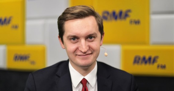 Gość Popołudniowej rozmowy w RMF FM wskazał, że na okoliczność podjętych z PiS-em negocjacji powstał specjalny raport, który pokazuje wpływy - poprzez zatrudnienie odpowiednich ludzi - poszczególnych koalicjantów Zjednoczonej Prawicy na spółki Skarbu Państwa. "Okazuje się, że ten raport, który był  przedstawiony podczas negocjacji, bardzo szczegółowo opracowany, wskazał, że Solidarna Polska z wszystkich partii koalicyjnych ma najmniejszy wpływ, najmniejszy udział w zarządzaniu spółkami Skarbu Państwa spośród wszystkich koalicjantów, również proporcjonalnie, poniżej 0,5 proc." - mówił Sebastian Kaleta. "Można powiedzieć, że jesteśmy podmiotem, który ma na to najmniejszy wpływ" - dodał wiceminister sprawiedliwości. 