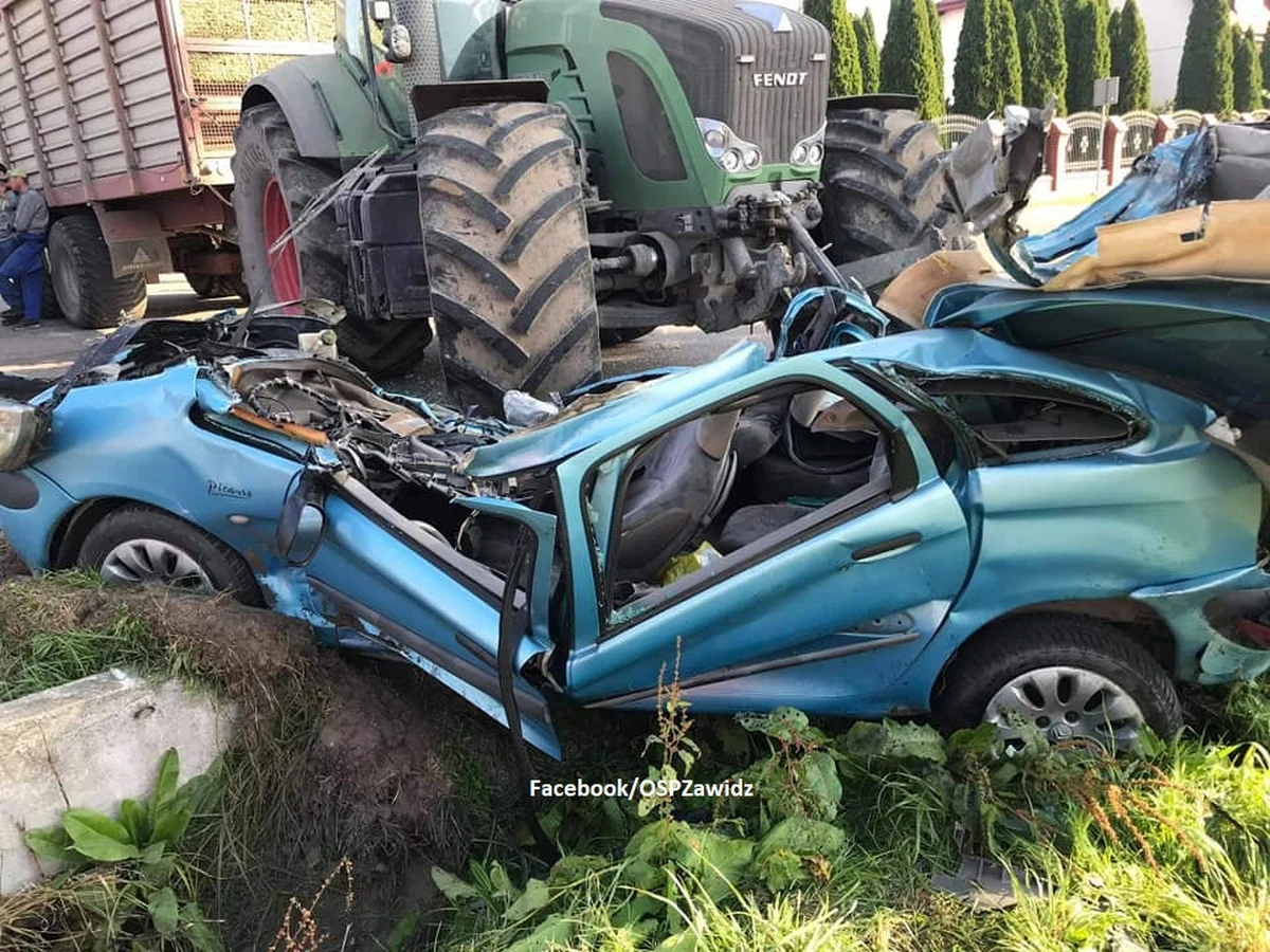 W miejscowości Żabowo niedaleko Sierpca ciężki ciągnik rolniczy fendt, wyjeżdżając z drogi podporządkowanej, najechał na osobowego citroena. W wypadku zginęła 43-letnia kierująca autem. Badanie wykazało, że 26-letni kierowca ciągnika był trzeźwy. Szczegółowe okoliczności wypadku będą wyjaśniane.
