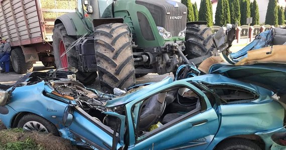 W miejscowości Żabowo niedaleko Sierpca ciężki ciągnik rolniczy fendt, wyjeżdżając z drogi podporządkowanej, najechał na osobowego citroena. W wypadku zginęła 43-letnia kierująca autem. Badanie wykazało, że 26-letni kierowca ciągnika był trzeźwy. Szczegółowe okoliczności wypadku będą wyjaśniane.
