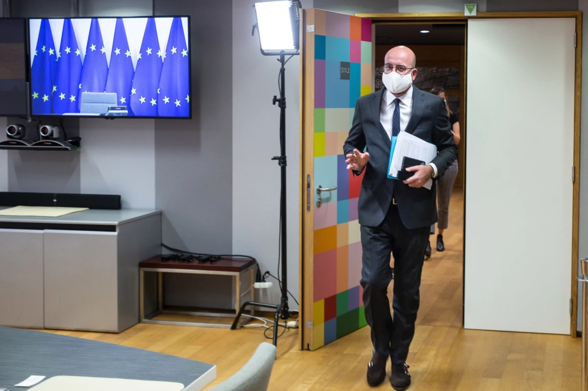 Szef Rady Europejskiej, Charles Michel jest na kwarantannie. Jak donosi Katarzyna Szymańska-Borginon, ochroniarz szefa Rady ma pozytywny test na Covid-19. Szczyt Unii Europejskiej, który miał odbyć się w najbliższy czwartek i piątek został przeniesiony na październik.
