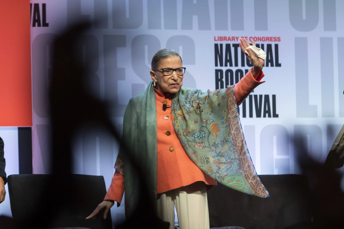 Prezydent Donald Trump oznajmił we wtorek, że nominację następcy zmarłej sędzi Sądu Najwyższego Ruth Bader Ginsburg ogłosi najprawdopodobniej w sobotę o godz. 17 czasu lokalnego (23 czasu polskiego).
"Jesteśmy bardzo bliscy podjęcia ostatecznej decyzji (co do nazwiska nominata)" - powiedział Trump dziennikarzom w Białym Domu. 