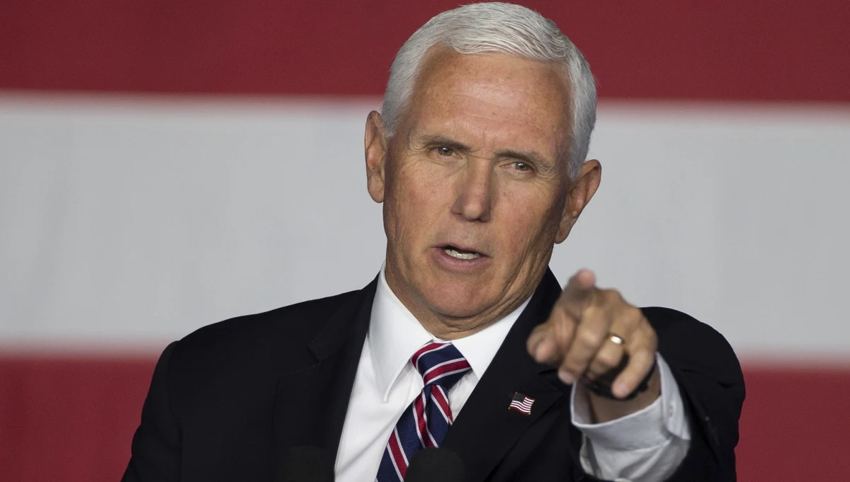 Samolot z wiceprezydentem Mike'em Pence'em na pokładzie musiał powrócić na lotnisko, z którego wystartował. Jak poinformował Biały Dom, maszyna zderzyła się z ptakiem. 