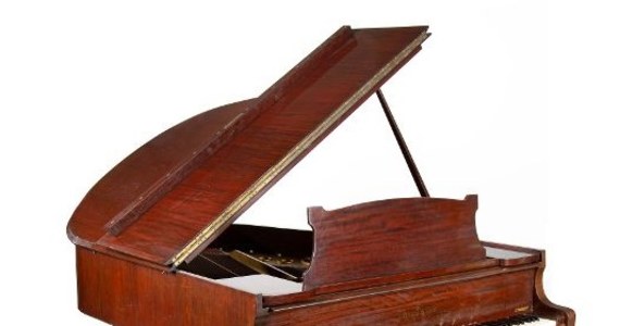 Za prawie 1,3 mln złotych sprzedano na aukcji w Warszawie fortepian Steinway, który należał do jednego z najwybitniejszych polskich pianistów – Władysława Szpilmana. Jak informuje DESA Unicum, to  najdrożej wylicytowany instrument muzyczny na aukcji w naszym kraju. 
