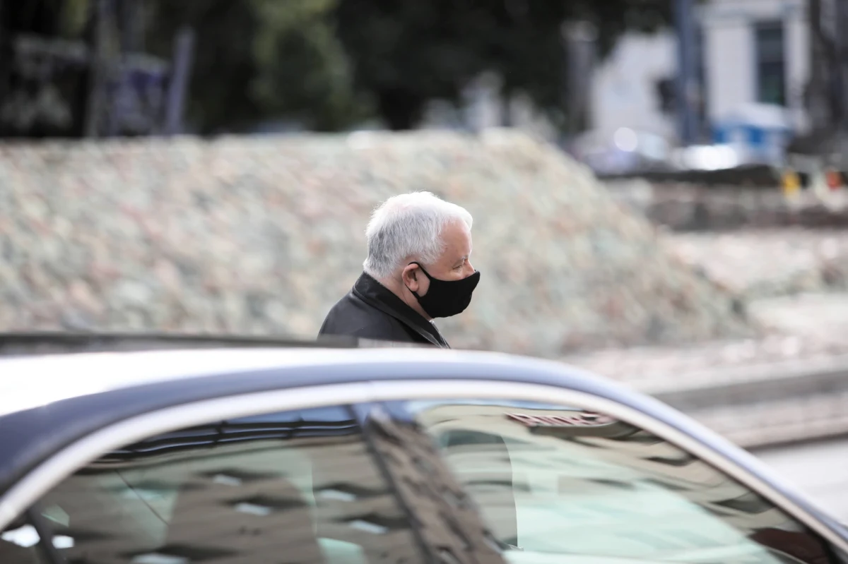 "Rośnie presja na Jarosława Kaczyńskiego, by wszedł do rządu w roli wicepremiera" - mówią w nieoficjalnych rozmowach z naszym dziennikarzem Patrykiem Michalskim politycy Solidarnej Polski i Porozumienia Jarosława Gowina. Koalicjanci PiS, którzy zabiegają o rozejm w Zjednoczonej Prawicy, przekonują, że prezes Prawa i Sprawiedliwości nie wyklucza wejścia do rządu, ale nie podjął jeszcze ostatecznej decyzji.
