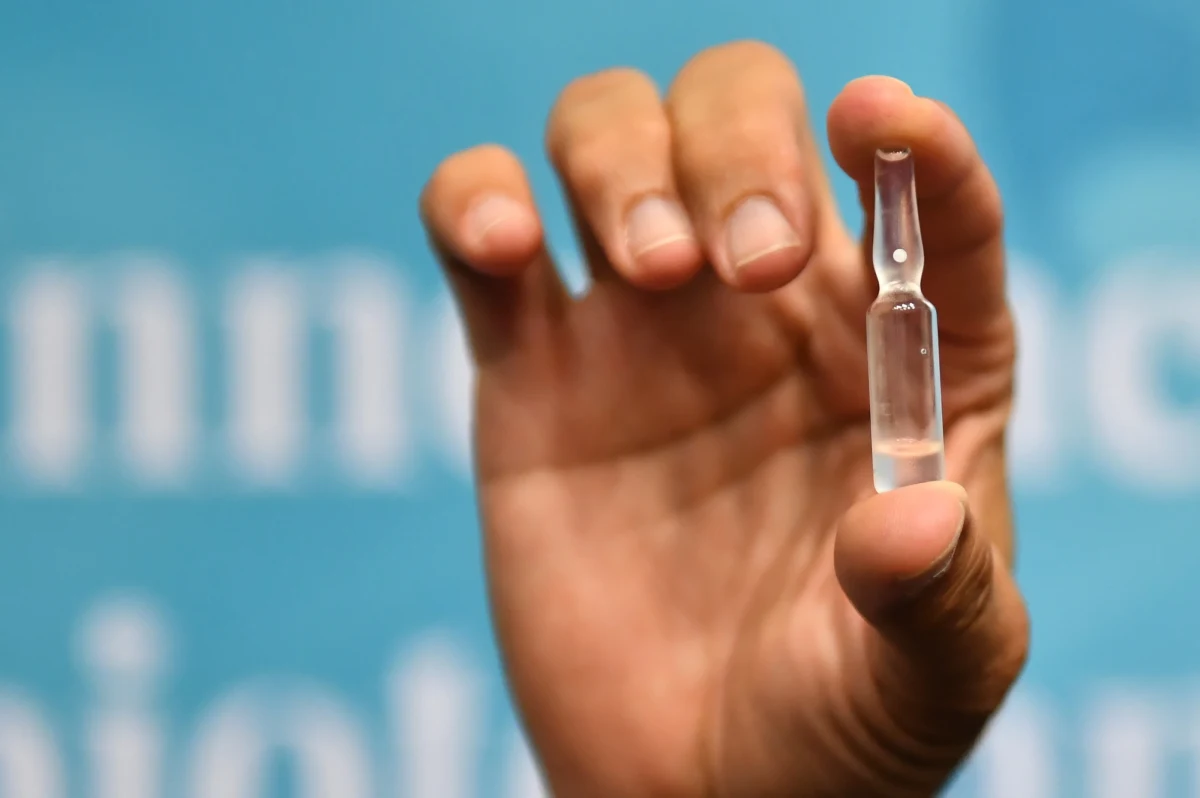 Lubelska spółka biotechnologiczna poinformowała, że z sukcesem zakończyła pierwszy etap produkcji polskiego leku na Covid-19. Powstał on w wyniku frakcjonowania osocza ozdrowieńców lub tych, którzy przeszli koronawirusa bezobjawowo. Lek trafi do badań klinicznych. Biomed Lublin deklaruje, że jeśli wszystko pójdzie zgodnie z planem, Polska już za parę miesięcy będzie pierwszym krajem na świecie, posiadającym skuteczny lek "neutralizujący wirusa".