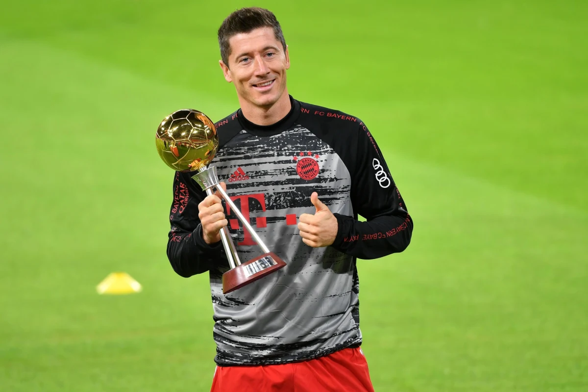 Napastnik Bayernu Monachium Robert Lewandowski znalazł się w gronie nominowanych do nagrody Piłkarza Roku UEFA. Oprócz Polaka szansę na nagrodę mają także bramkarz Bayernu Manuel Neuer oraz Kevin De Bruyne z Manchesteru City. Wszystko rozstrzygnie się na gali UEFA, która odbędzie się pierwszego października.