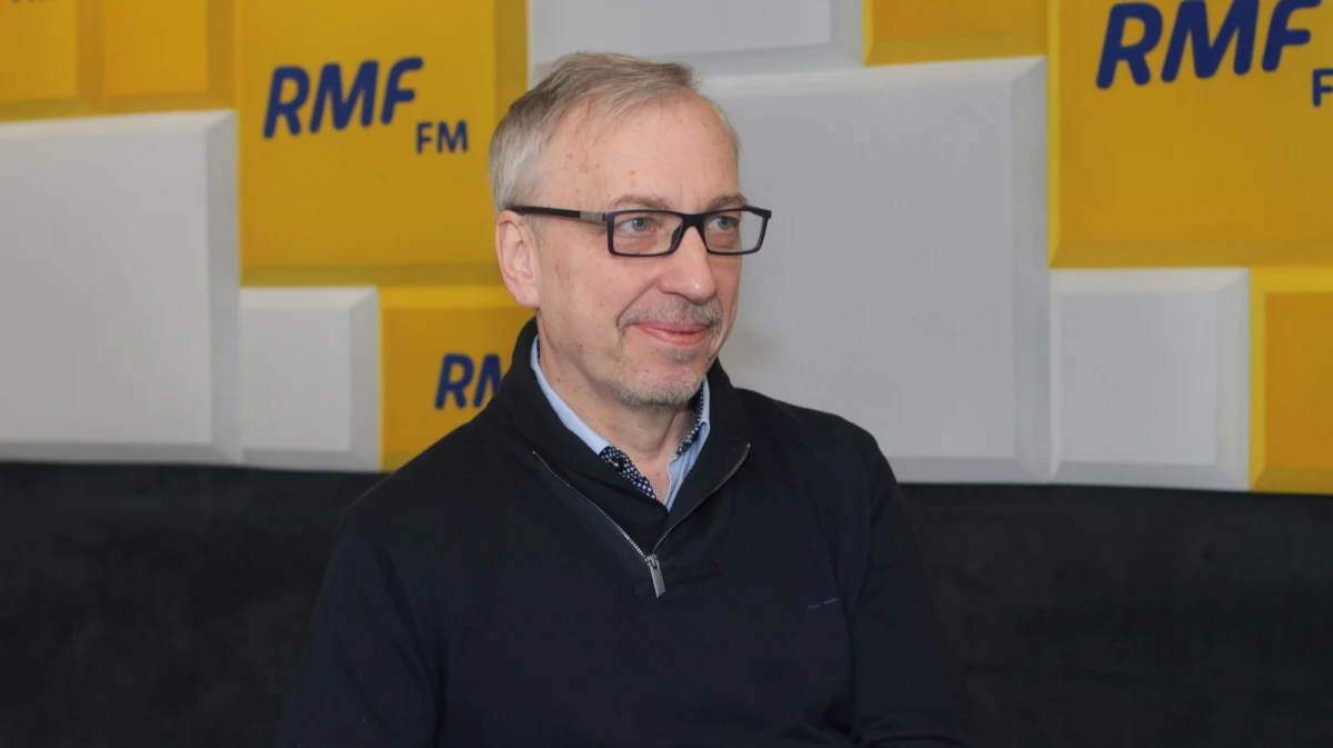 „Platforma Obywatelska nie jest jeszcze przygotowana na przedterminowe wybory” – oznajmił w Popołudniowej rozmowie w RMF FM Bogdan Zdrojewski. Dopytywany o to, co robią politycy PO, żeby sytuacja się zmieniła, stwierdził: „Dosyć mocno napieram, występuję, argumentuję, staram się przekonać, aby jak najszybciej rozstrzygnąć podziały kompetencyjne w PO. Mam nadzieję, że jedna rzecz zdarzy się w piątek, druga w poniedziałek, czyli wybierzemy szefa klubu – tego dużego klubu - szefa klubu senackiego i że zakończymy podziały kompetencyjne i podział ról. To jest bardzo ważne”.