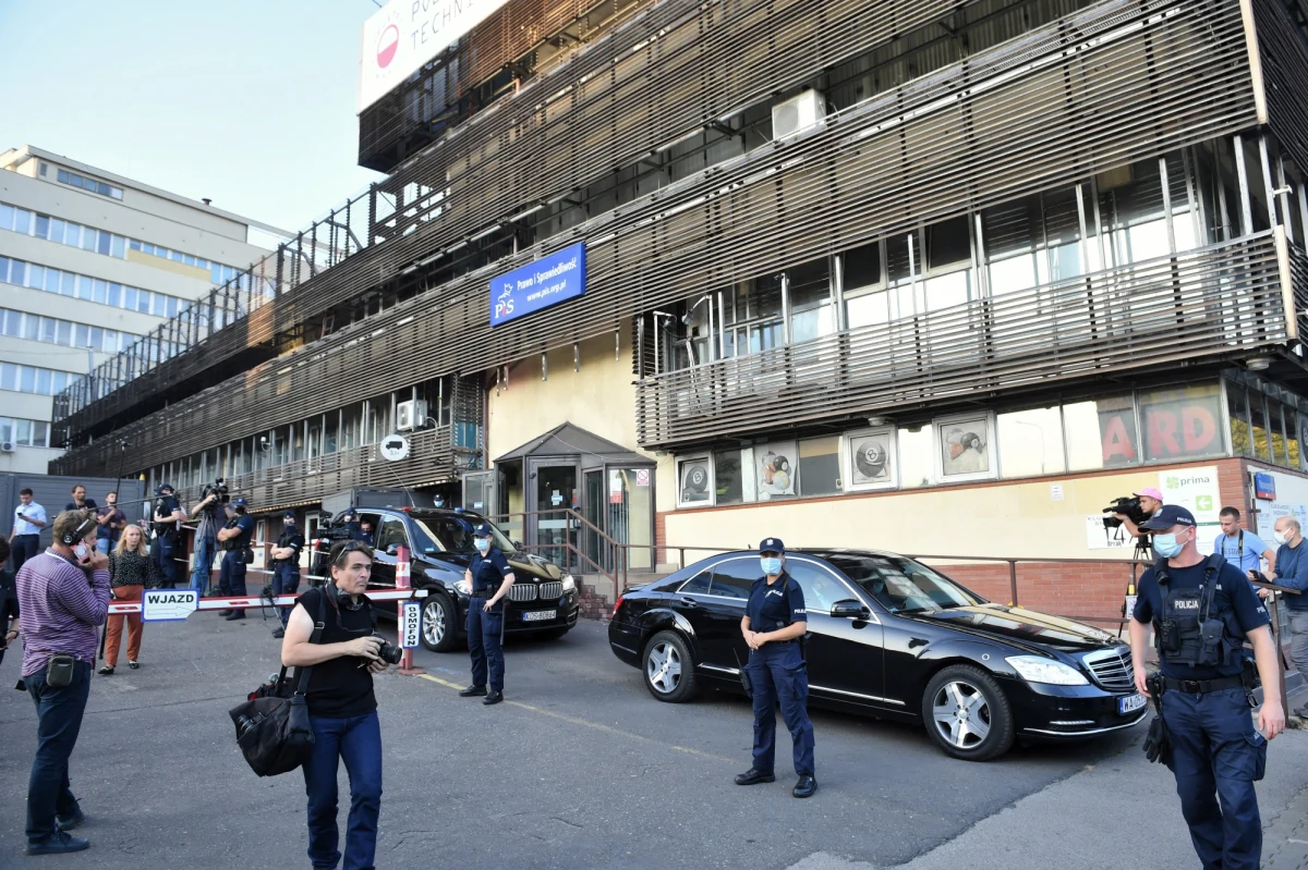 Zakończyło się spotkanie w siedzibie PiS dotyczące przyszłości Zjednoczonej Prawicy. Rzeczniczka Prawa i Sprawiedliwości pytana po rozmowach o to, co dalej z koalicją rządzącą odparła, że "piłka jest cały czas po stronie Solidarnej Polski i wszystko zależy od ich decyzji". Według źródeł RMF FM rozmowy przedłużają się, bo PiS musi mieć pewność, że Zbigniew Ziobro spełni wszystkie warunki, które mu postawiono. W środę wieczorem minister sprawiedliwości spotkał się z Jarosławem Kaczyńskim.