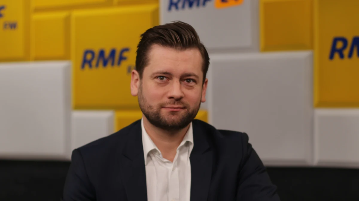 "Nie jesteśmy żadnym ogonem. Nie mamy zamiaru merdać niczym" - stwierdził w Poranej rozmowie w RMF FM poseł Porozumienia Kamil Bortniczuk, odnosząc się do kryzysu w Zjednoczonej Prawicy. "Znamy proporcje polityczne. Wiemy, że Prawo i Sprawiedliwość jest największym podmiotem w naszej koalicji i nie mamy zamiaru narzucać głównych kierunków Prawu i Sprawiedliwości" - zapewnił. 