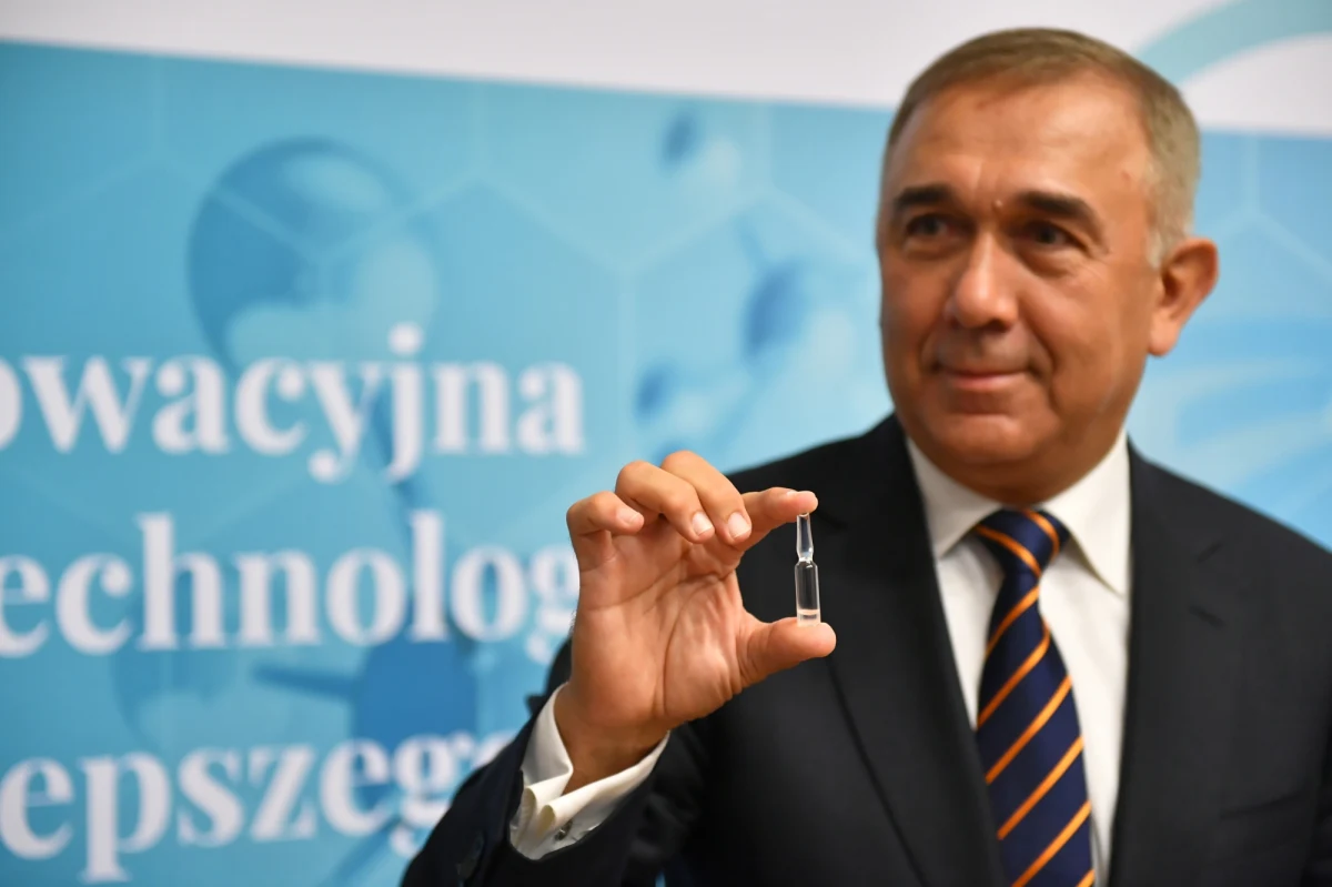 Lata pracy nauczyły mnie, że informacje o przełomowych odkryciach naukowych, a szczególnie nowych lekach powinno się podawać w chwili zakończenia badań i opublikowania ich wyników w wiarygodnym czasopiśmie naukowym. Dlatego konferencję prasową, na której wychodzi polityk - nawet z medycznym wykształceniem - i ogłasza, że oto "jako pierwsi na świecie mamy lek na COVID-19" muszę traktować z dużą dawką sceptycyzmu. Nie dlatego, że to nie może być prawda. Dlatego, że to nie musi być prawda.