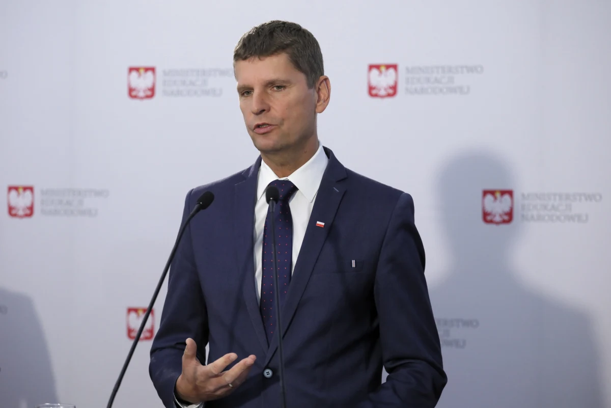 Minister edukacji zapowiada interwencję w sprawie problemów z praktykami studenckimi przyszłych nauczycieli. "Zwrócimy się przez kuratorów do dyrektorów szkół, aby takie praktyki umożliwili" mówi Dariusz Piontkowski.
Jak ujawnił reporter RMF FM rośnie liczba przypadków, w których dyrektorzy odmawiają studentom studiów pedagogicznych i specjalności nauczycielskich możliwości odbycia praktyki w ich szkole, obawiając się o bezpieczeństwo uczniów i pracowników.
