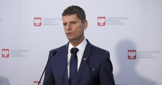 Minister edukacji zapowiada interwencję w sprawie problemów z praktykami studenckimi przyszłych nauczycieli. "Zwrócimy się przez kuratorów do dyrektorów szkół, aby takie praktyki umożliwili" mówi Dariusz Piontkowski.
Jak ujawnił reporter RMF FM rośnie liczba przypadków, w których dyrektorzy odmawiają studentom studiów pedagogicznych i specjalności nauczycielskich możliwości odbycia praktyki w ich szkole, obawiając się o bezpieczeństwo uczniów i pracowników.
