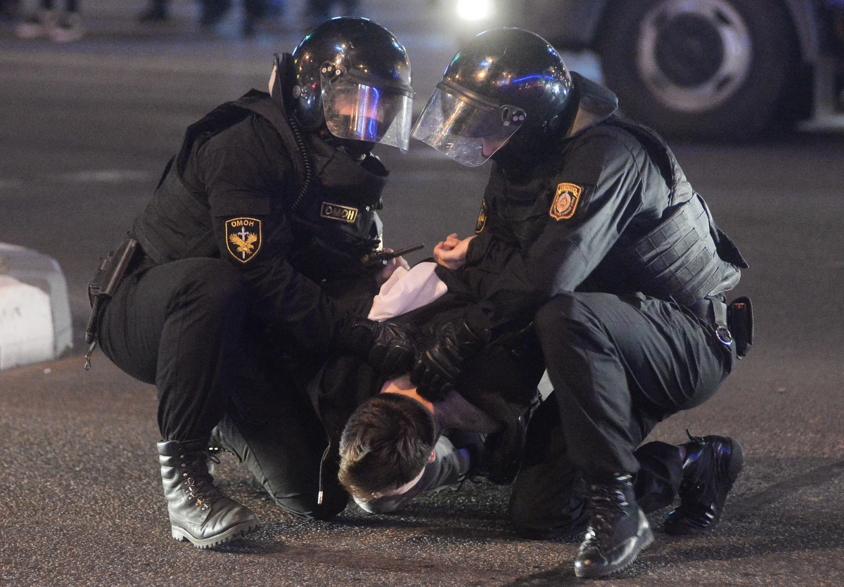 W centrum Mińska zebrali się ludzie niezadowoleni z niezapowiedzianej inauguracji Alaksandra Łukaszenki. Doszło do masowych zatrzymań demonstrantów. Agencja Reuters podaje, że policja użyła armatek wodnych w stosunku do demonstrujących. Jak relacjonują świadkowie – w wyniku działań funkcjonariuszy kilka osób zostało rannych.