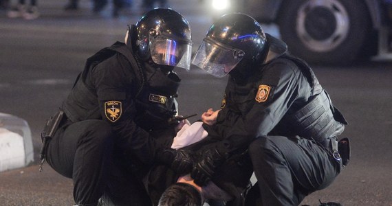 W centrum Mińska zebrali się ludzie niezadowoleni z niezapowiedzianej inauguracji Alaksandra Łukaszenki. Doszło do masowych zatrzymań demonstrantów. Agencja Reuters podaje, że policja użyła armatek wodnych w stosunku do demonstrujących. Jak relacjonują świadkowie – w wyniku działań funkcjonariuszy kilka osób zostało rannych.