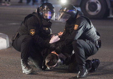 Masowe zatrzymania, są ranni. Milicja brutalnie rozpędza protesty na Białorusi