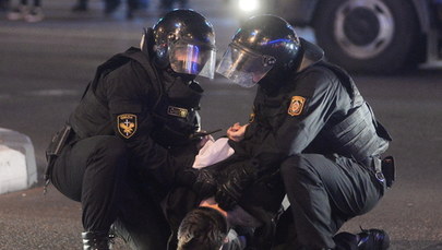Masowe zatrzymania, są ranni. Milicja brutalnie rozpędza protesty na Białorusi